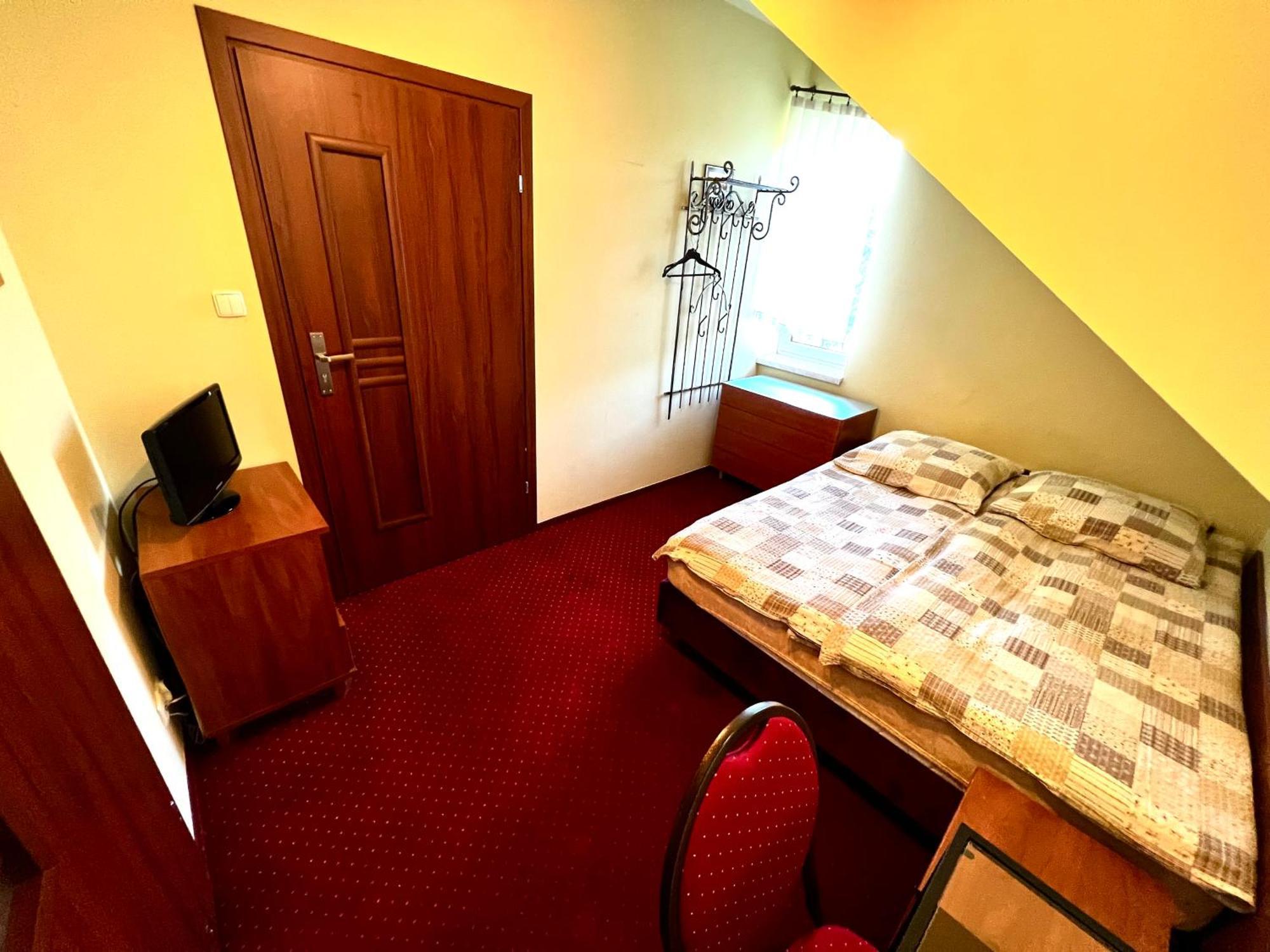 Zajazd Skorpion B&B Oswiecim Bagian luar foto