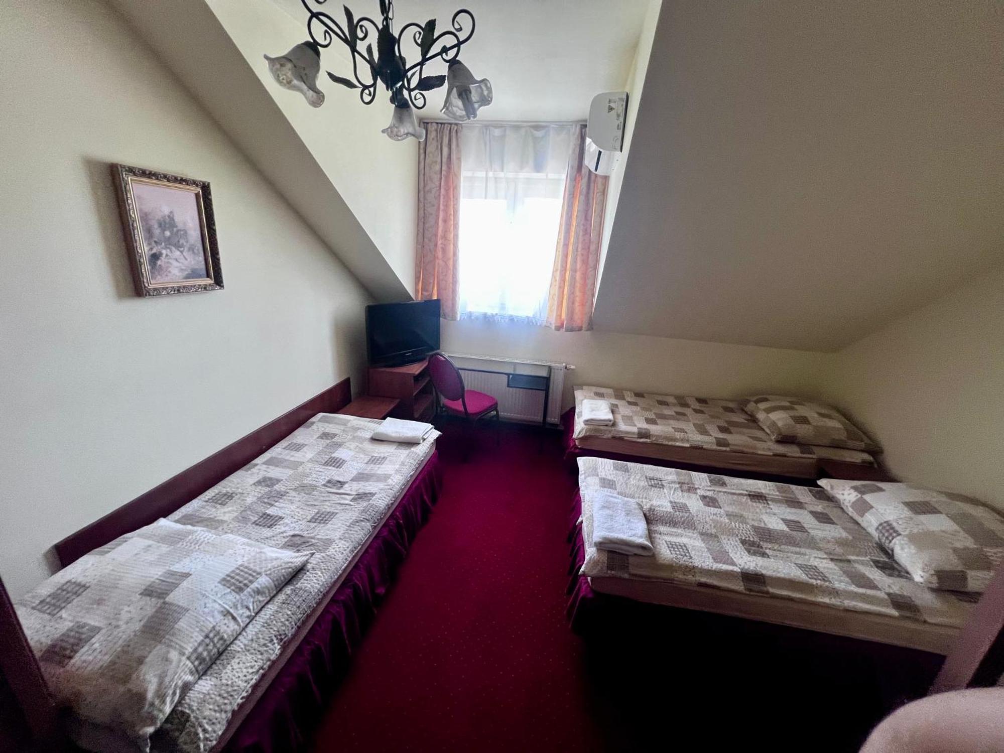 Zajazd Skorpion B&B Oswiecim Bagian luar foto